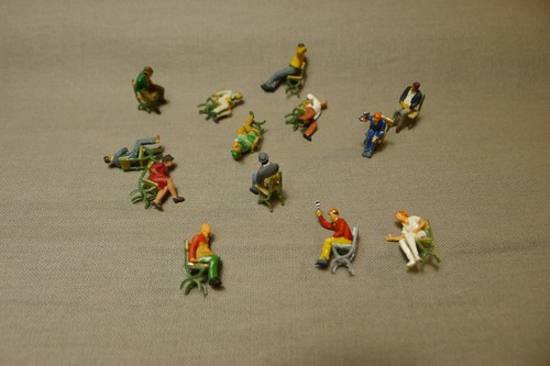 Lot personnages assis - ho,,