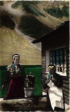Old postcard Savoyard costumes - Les Servuse du Chalet Savoyard (388205)