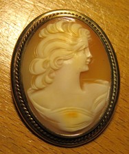 PIN - ANTIQUE CAMEO PENDANT "ALLEGORY OF YOUTH" GOLD PLATED FRAME