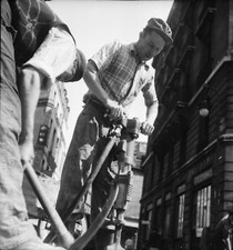 PARIS c. 1950 - Worker Worker Hammer Picker - Negative 6x6 - P 354