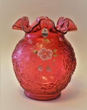 Fenton Main Peint Par Griffiths Canneberge Verre Gaufré Rose 16.5cmh Vase