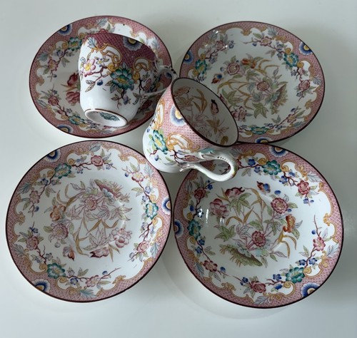 Tasses sous en - tasses, et