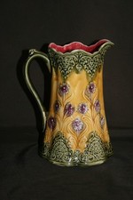 Pichet ancien en barbotine