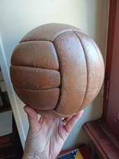 Ancien ballon de foot en cuir