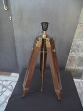 Ancien lampadaire finition marron trépied en bois support d'éclairage pour dé...