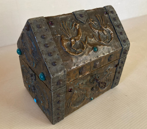 Coffret cuivre repoussé