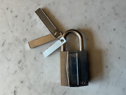 Ancien cadenas ouverture - ancien, a