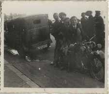 PHOTO ANCIENNE - VINTAGE SNAPSHOT - MOTO MOTOCYCLETTE VOITURE - MOTORCYCLE CAR