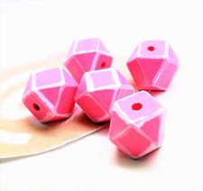Perles en bois polygone rose