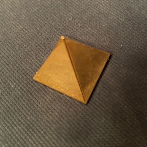 Amulette pyramidale doré - pyramidale,