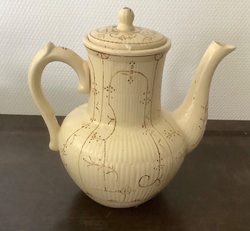Ancienne importante cafetiere