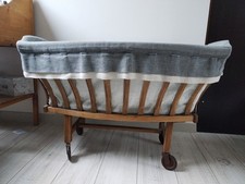 Berceau ancien en bois sur