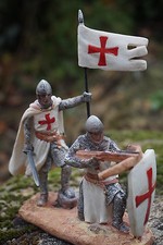 50012  FIGURINE STATUETTE MEDIEVAL MOYEN AGE CROISE BOUCLIER CHEVALIER  PROMO