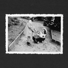 Filles jardin poussette