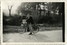 OLD PHOTO - VINTAGE SNAPSHOT - MOPED SOLEX MOPED - MOTORBIKE 1