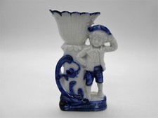 BOUQUETIÈRE / VASE FIGURINE BISCUIT " JEUNE HOMME " PORCELAINE ALLEMANDE .