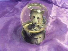 Ancienne boule à neige -  Loup blanc