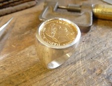 Chevalière argent massive ronde avec 10 Francs or Napoléon laurée