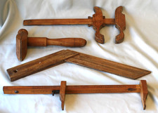 Lot d'outils anciens en bois pied à coulisse gradué de cordonnier, fausse équerr