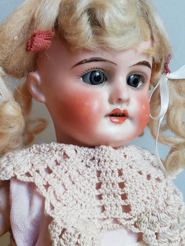 Jolie poupée porcelaine - jolie, en