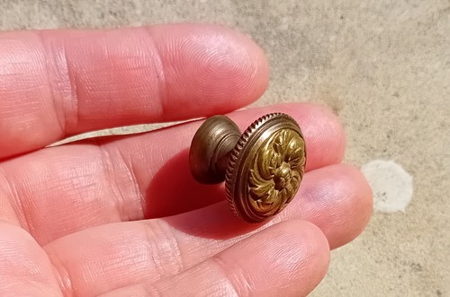 Small antique handle button - small,