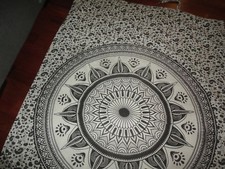 BLACK & WHITE FLORAL MEDALLION