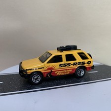 2000 Matchbox On The Road Again Roadside Rescue #100 Isuzu Rodeo Yellow/Red 1:62