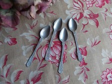 DÎNETTE ANCIENNE - 4 PETITES CUILLÈRES EN MÉTAL OUVRAGÉ - VERS 1900
