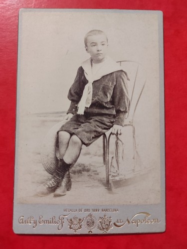 Photo enfant sur une - une, chaise