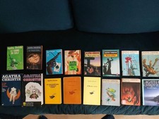 AGATHA CHRISTIE  LOT DE  16 LIVRES dont 2 livres avec 4 aventures voir photos