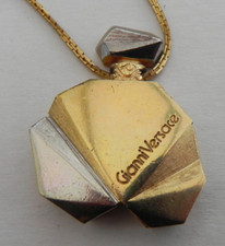 PENDENTIF GIANI VERSACE, COUTURIER ITALIEN, FORME BOUTEILLE METAL DORE,
