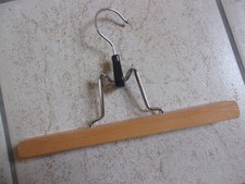 cintre à pince en bois ancien