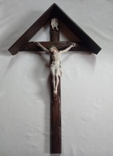 Rare grand crucifix mural en bois sculpté avec son toit - début XX S. - 80 cm !