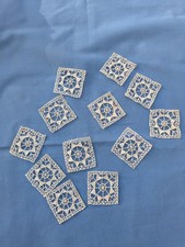 12 petits carrés en dentelle