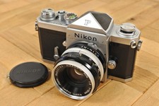 Appareil photo argentique Nikon F Eye Level 35 mm + objectif Nikkor-H Auto 50...