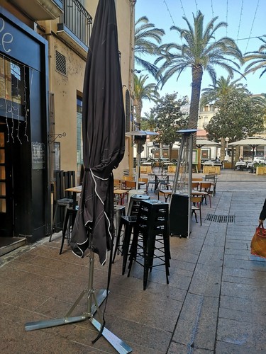 Parasol forain tres peu - tres, servi