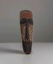 masque africain sculpté en