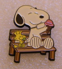 PIN'S SNOOPY EATING ICECREAM