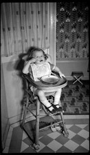 Portrait petite fille chaise