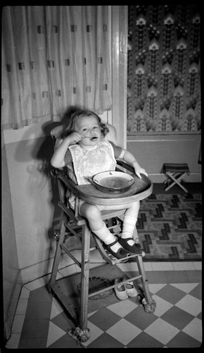 Portrait petite fille chaise