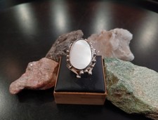 Bague en argent 925 T54 et nacre serti de style gothique.