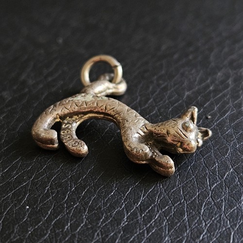 Pendentif chat stylisé