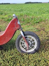 Voiture à pédales ancienne