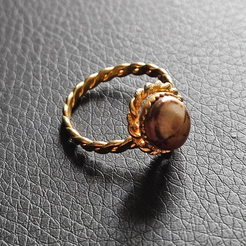 Bague chaton cordonné serti