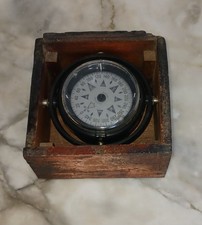 Superbe  boussole  compas de marine de bateau dans coffret en bois. Laiton
