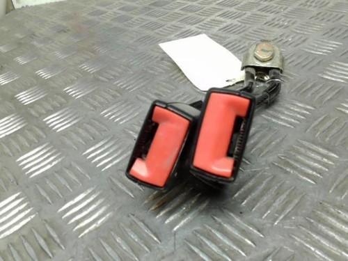 Attache ceinture arriere droit