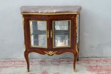 Une vitrine style Louis XV en bois de hêtre, marbre robuste et étagère en verre.