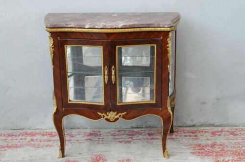 Une vitrine style louis en - xv,