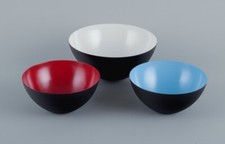 Trois bols Krenit en métal. Bleu, rouge et blanc. Design par Hermann Krenchel.