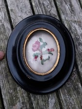 PETIT CADRE ANCIEN NAPOLEON III VERRE BOMBE ET BRODERIE DE FLEUR DIM 12,4 CM  